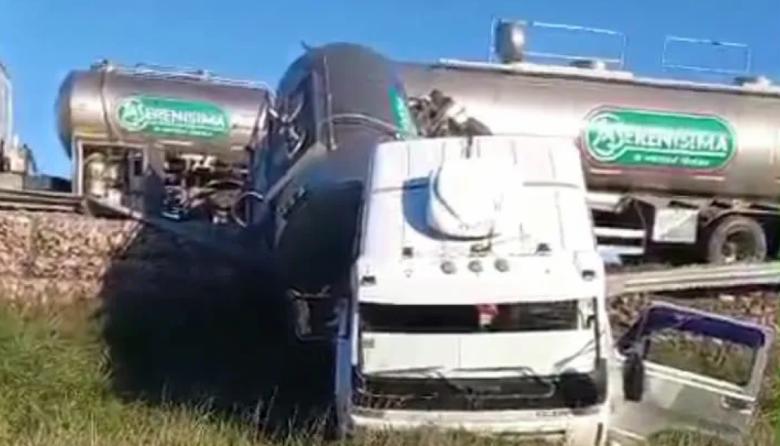 Un camión lechero volcó y cayó a un barranco en la ruta 5